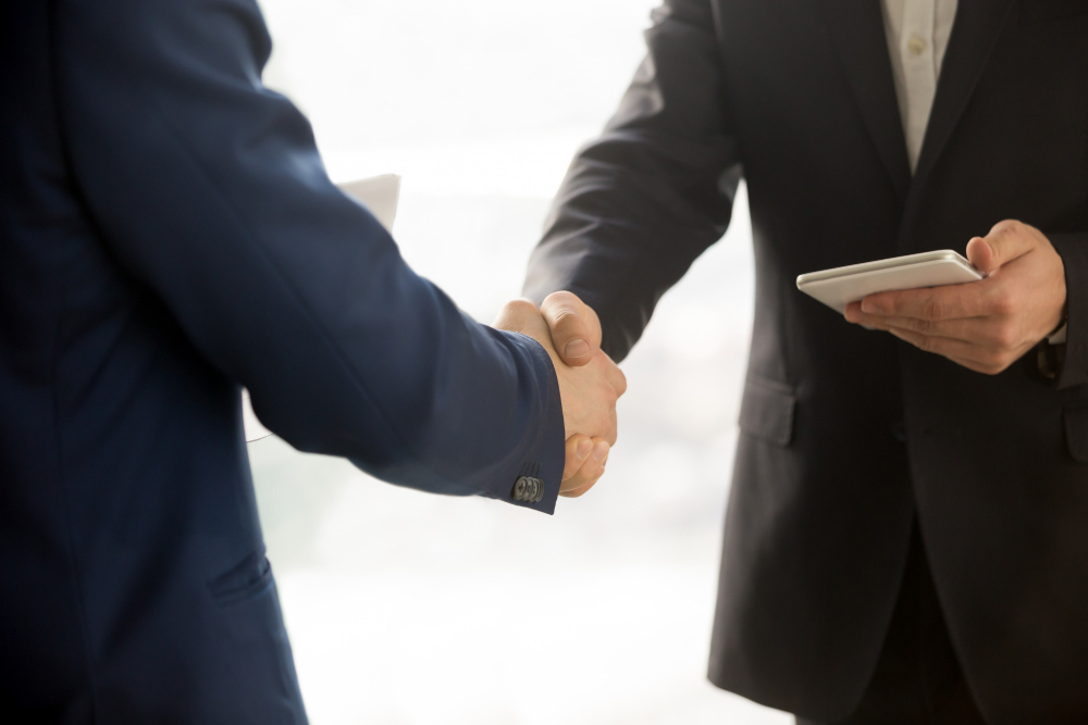 close-up-photo-it-businessmen-shaking-hands